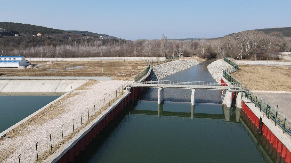 Плотина переливного типа водозабора на реке Бельбек