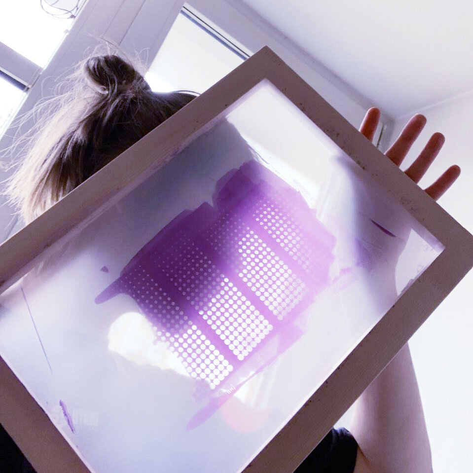 Сначала тест на длительность засветки фотоэмульсии. Вообще процесс получения печатной формы это какой-то привет из детства — красная комната, химикаты.