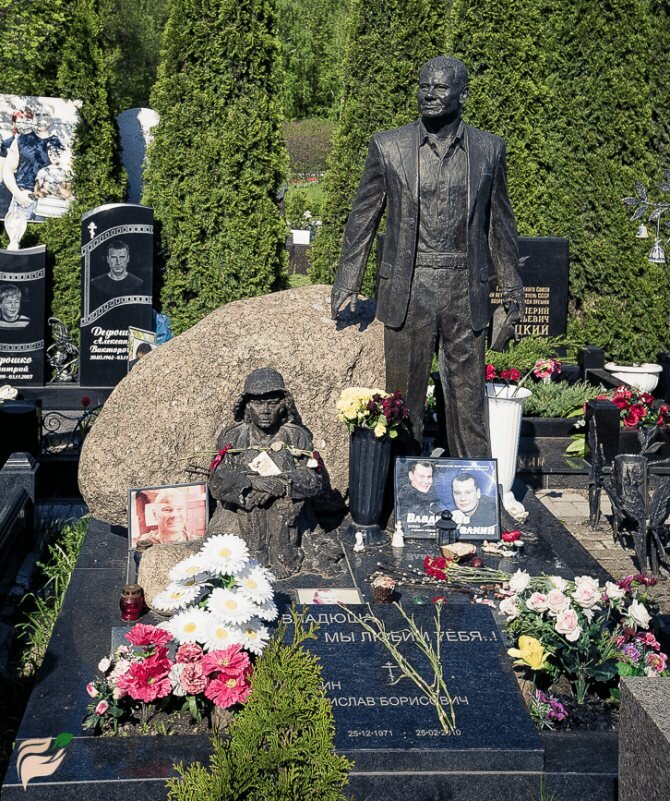 Фото заброшенной могилы актёра Владислава Галкина обсуждают в Сети
