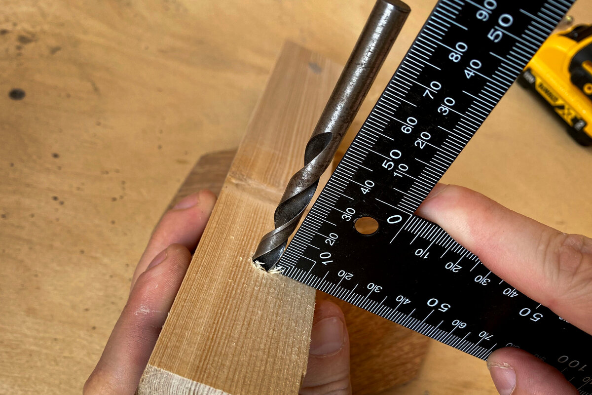 Прямого угла нет.