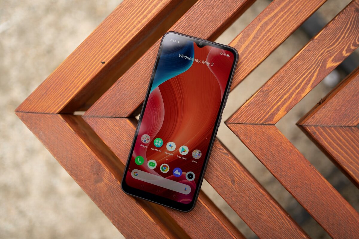 Realme C21 вид спереди