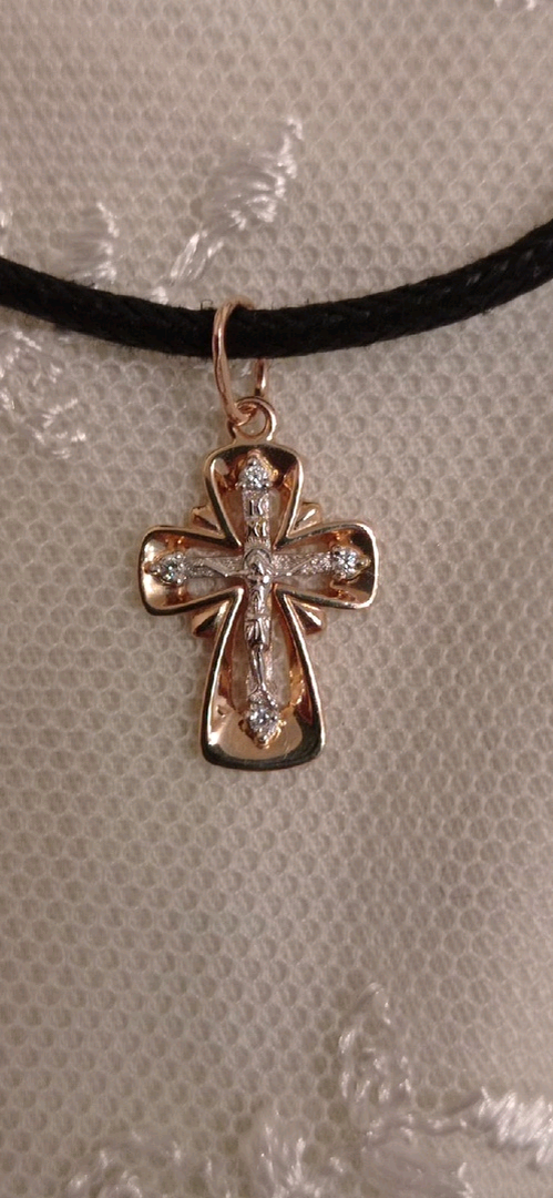 Очень красивый: маленький, детский, первый крестик...