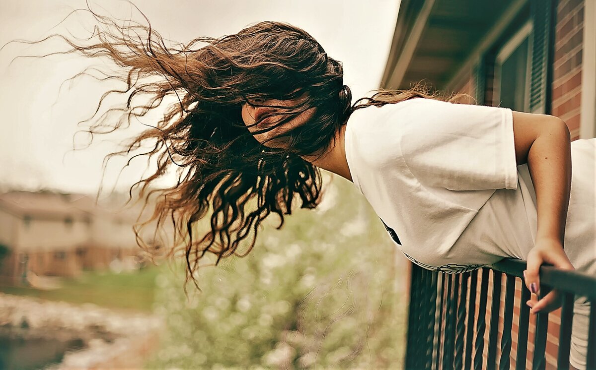 Она выскочила на балкон и закричала, свесившись вниз: - Помогите! 
