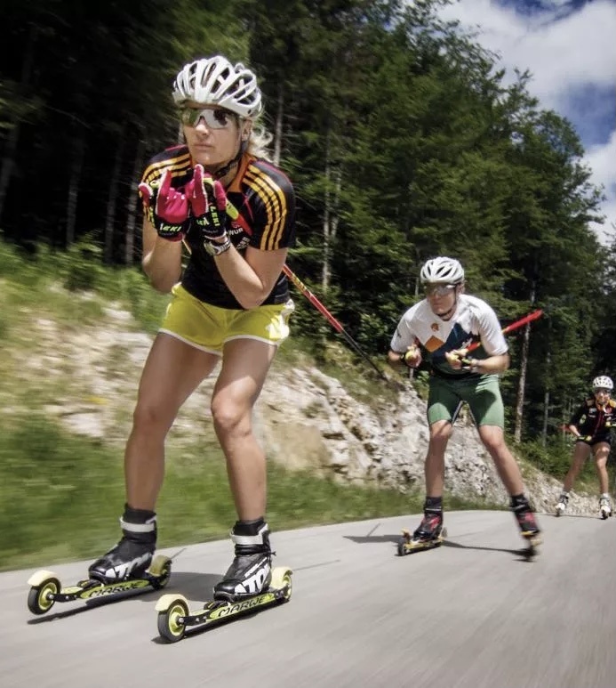 Они на них едут. Это делается для тренировки навыков катания на лыжах летом