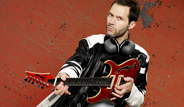 на фото гитарист-виртуоз Пол Гилберт