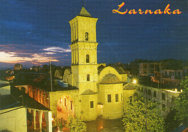 Церковь Святого Лазаря в ночное время подсвечивается