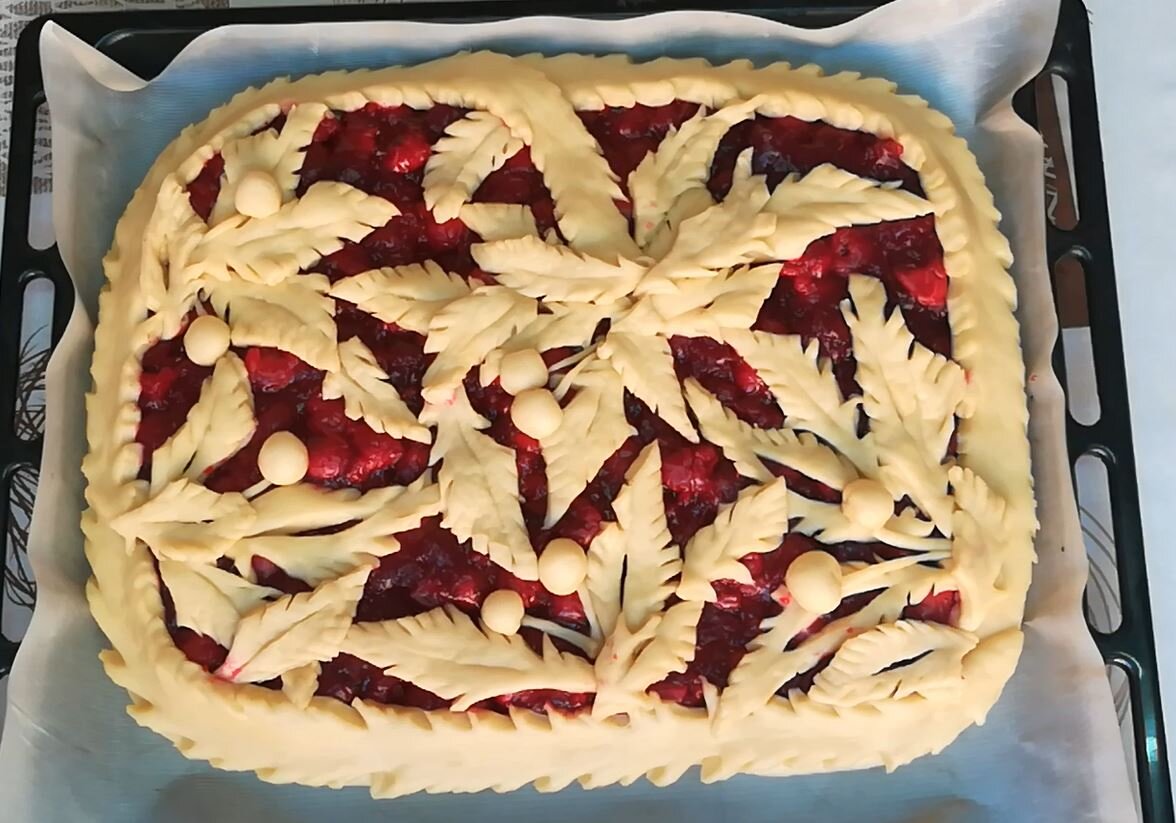 Сдобный пирог с вишнями и маком