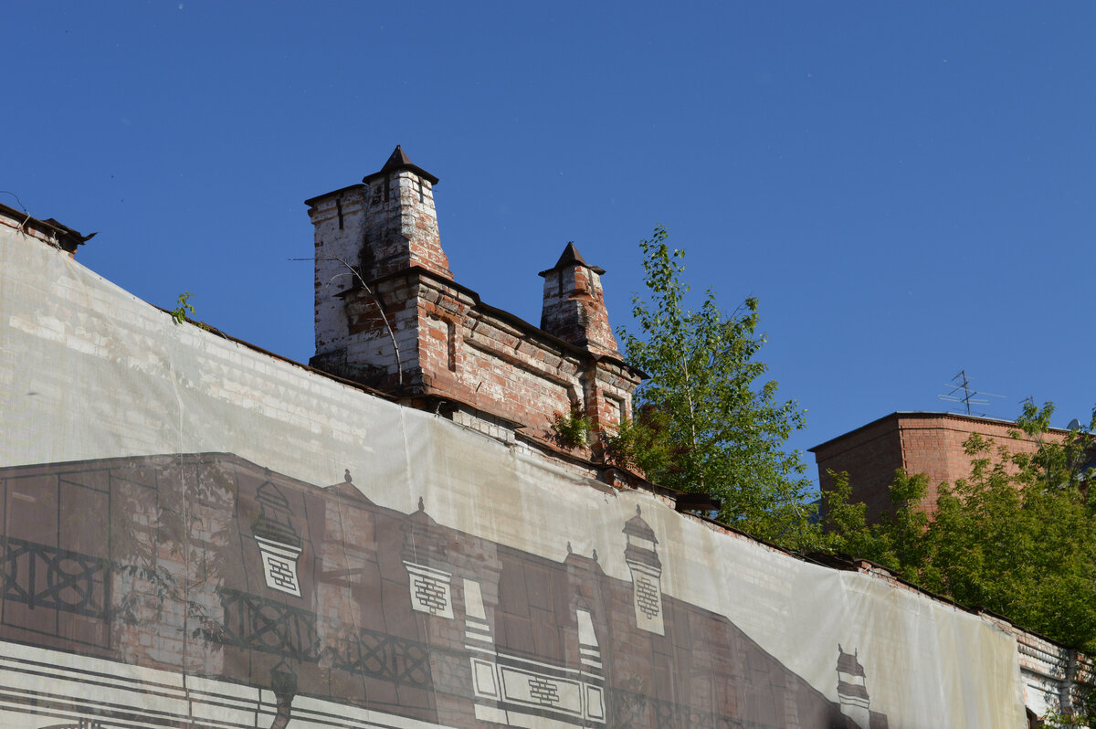 Здание ночлежного дома - часть архитектурного комплекса «Больничный ансамбль из трёх зданий». Является объектом культурного наследия регионального значения. Июнь 2021 год.