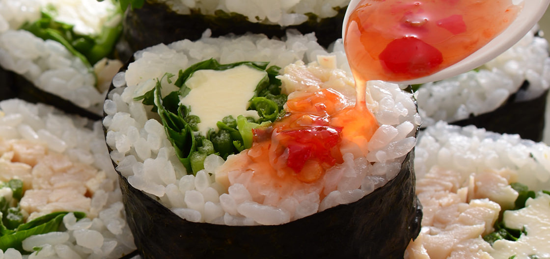 Сливочный и насыщенный сливочный сыр и освежающий и стимулирующий аромат кориандра идеально подходят к суши-роллам. Полить сладким соусом чили для азиатского вкуса!