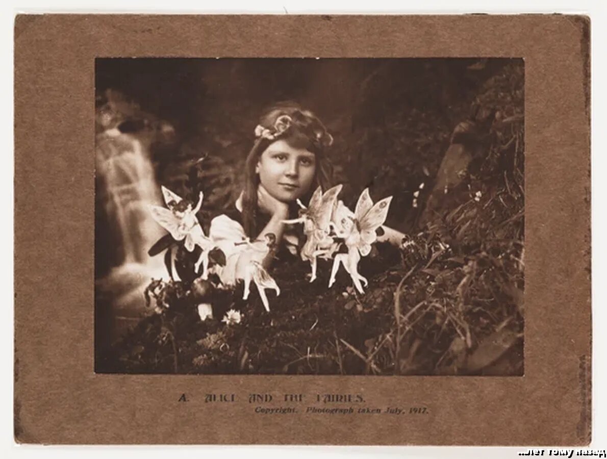 Обмануть мир: Фрэнсис Гриффитс с феями Коттингли в июле 1917 года.