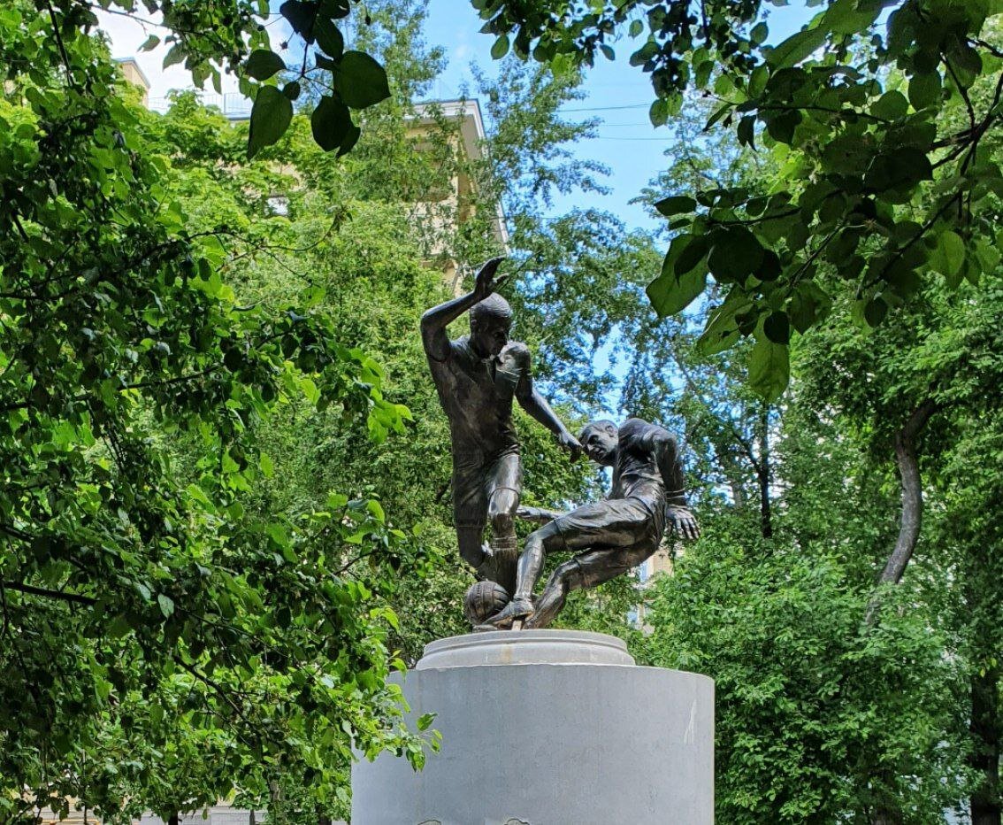 Памятник победе московского "Торпедо" в Кубке СССР 1949 года.