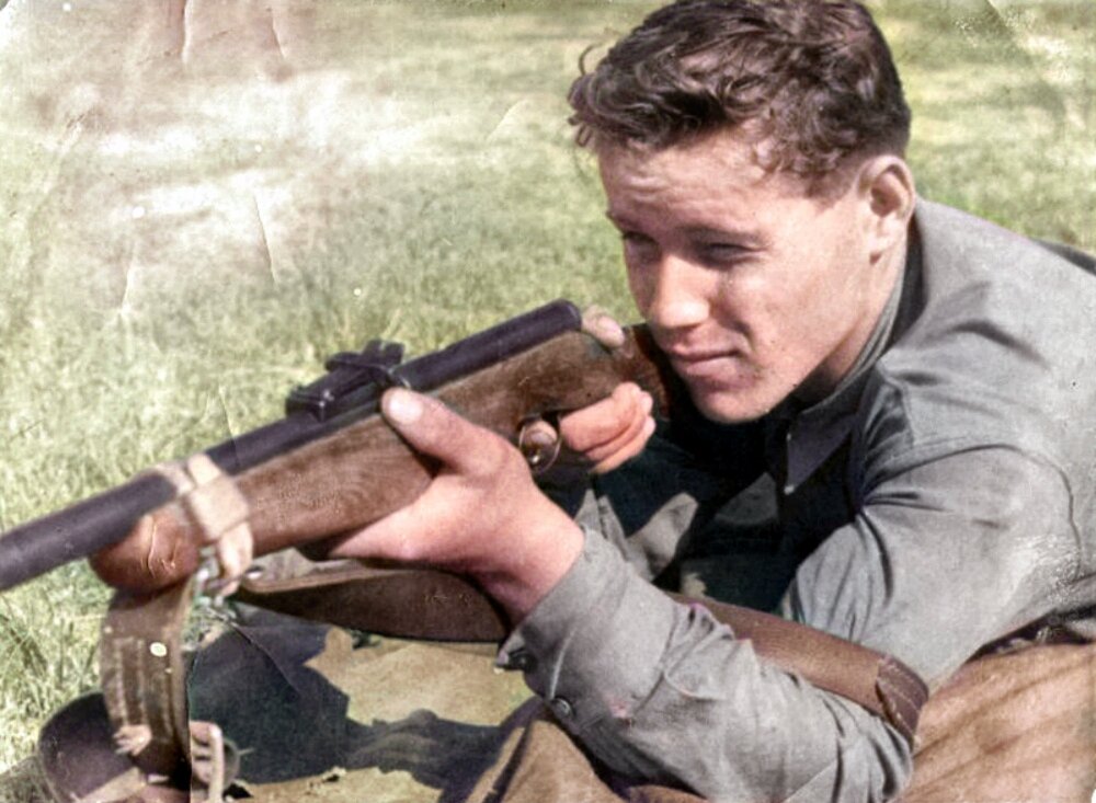 Юноша с ружьем. Источник: goskatalog.ru. Фотография использована в качестве иллюстрации.