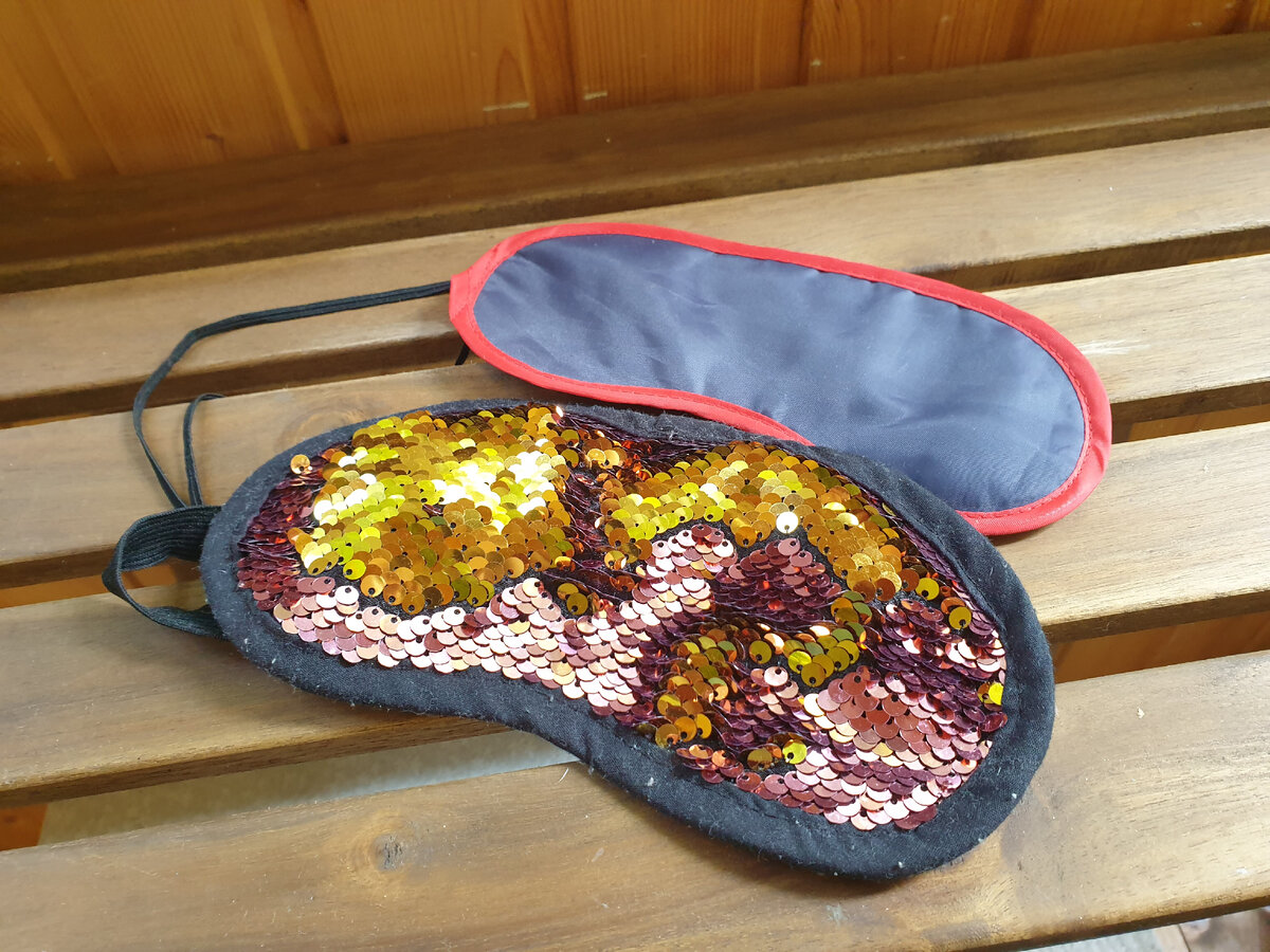 Моя в пайетках с алиэкспресс уже совсем старенькая. А сине-красная - кажется из поезда.