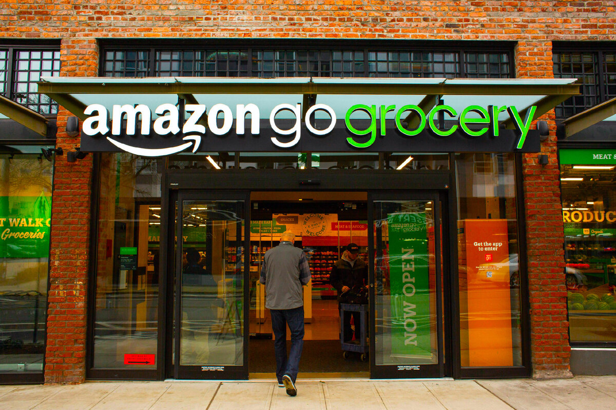 Американский интернет-ритейлер Amazon.com Inc планирует открыть несколько крупных физических розничных площадок в США, которые будут работать как универсальные магазины.-2