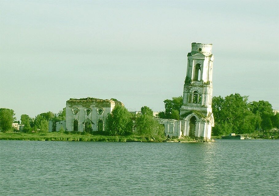 Разрушенный храм, который играет роль колокольни "счастья" в фильме