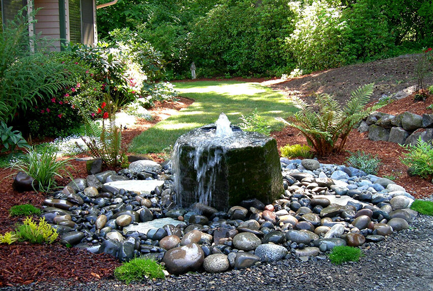 Виды и установка декоративных фонтанов и водопадов для сада