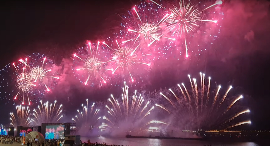 Про само 800-летие Нижнего писать абсолютно не хочется. Если фестивали и мероприятия, предварявшие юбилей были что надо, то сам День Города - это «ад, треш и угар». Власти явно не были готовы к такому наплыву народа и посему полностью завалили навигацию людских потоков, хорошо, что обошлось без давок. Но салют с барж был бесподобным - этого не отнять.