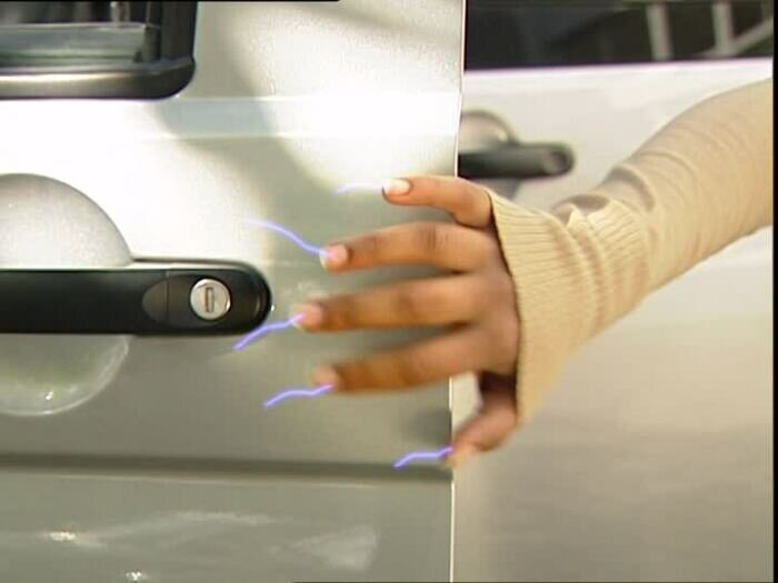 При соприкосновении с металлической поверхностью водителя может ударить легкий разряд статического тока / Фото: uk-parkovaya.ru