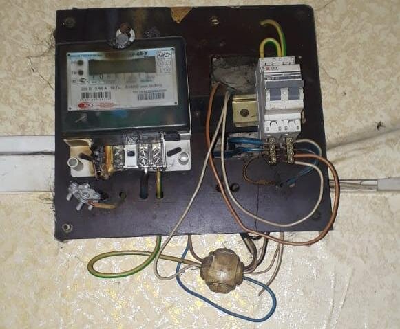 Недавно встретил такой вот "щит". Если посмотрите под автомат, то сильно удивитесь. Фотография автора статьи.