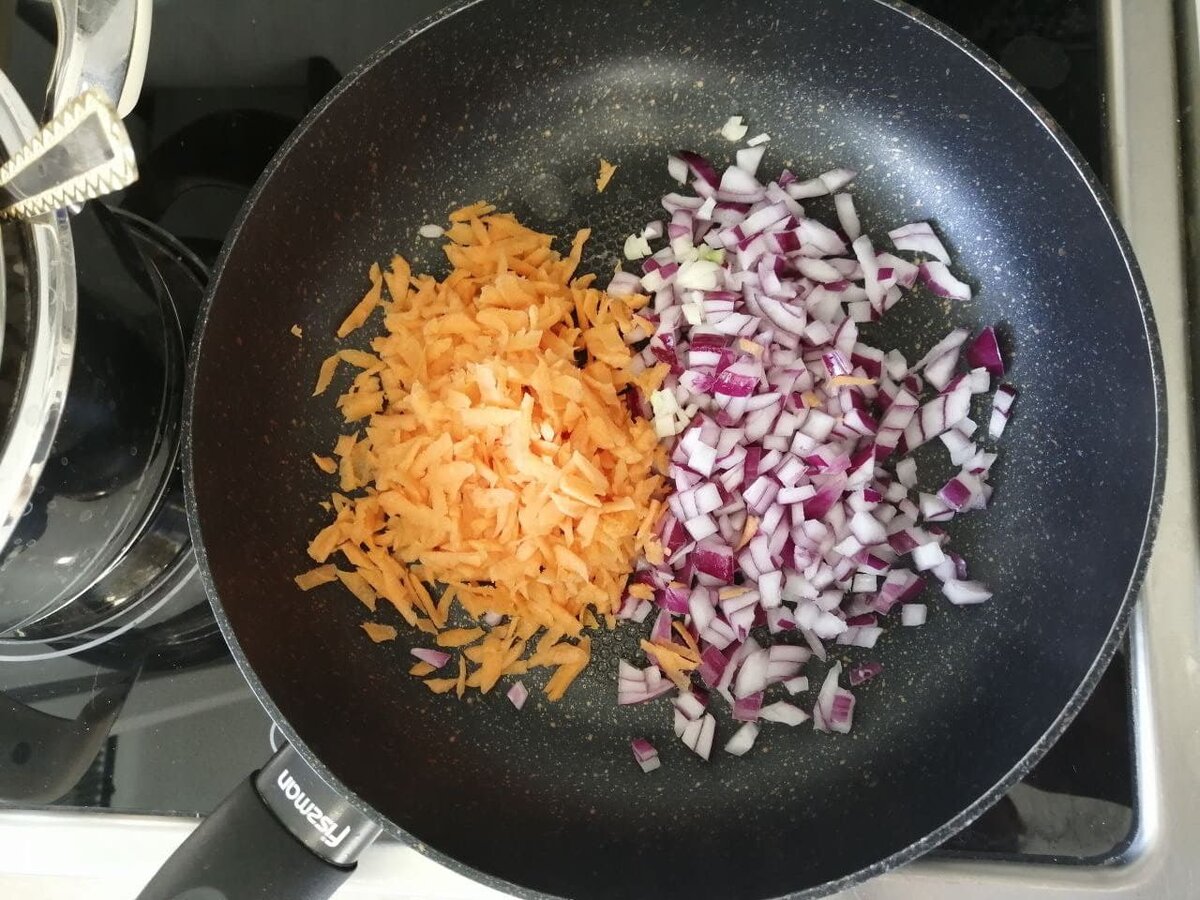 тушение лука, моркови и грибов