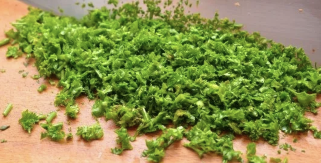 Измельченная петрушка. Петрушка нарезанная. Нарезанная зелень. Петрушка что приготовить. Зелень кинза петрушка нарезанная.