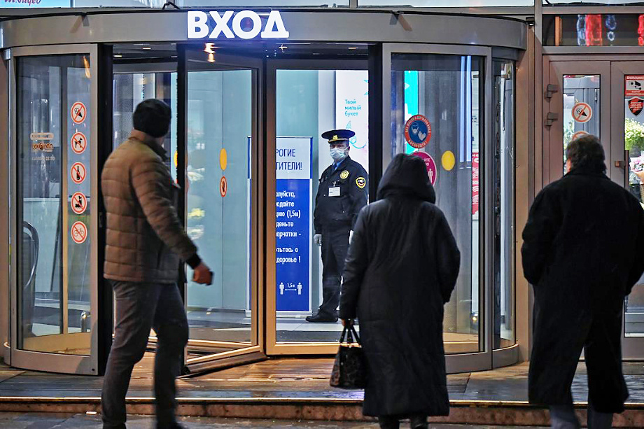 Обещания властей усложнить жизнь не желающим делать прививку воплотились в реальность. Фото: Иван Водопьянов/Коммерсантъ