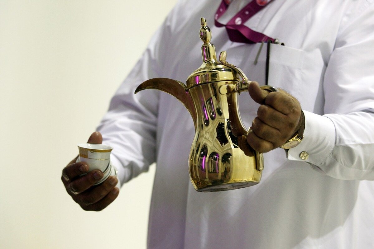 Кофейная церемония в арабских странах. Арабский кофе. Традиционный арабский кофейник. Кофейная церемония в ОАЭ. Кофе церемония в арабских.