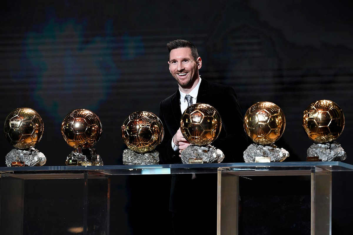 Лионель Месси с коллекцией выигранных "Золотых мячей"