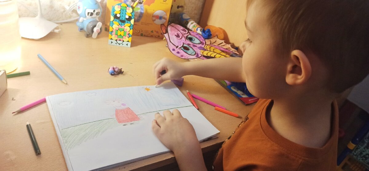 Сын рисует Свинку Пеппу, простая графика, ребенок может повторить