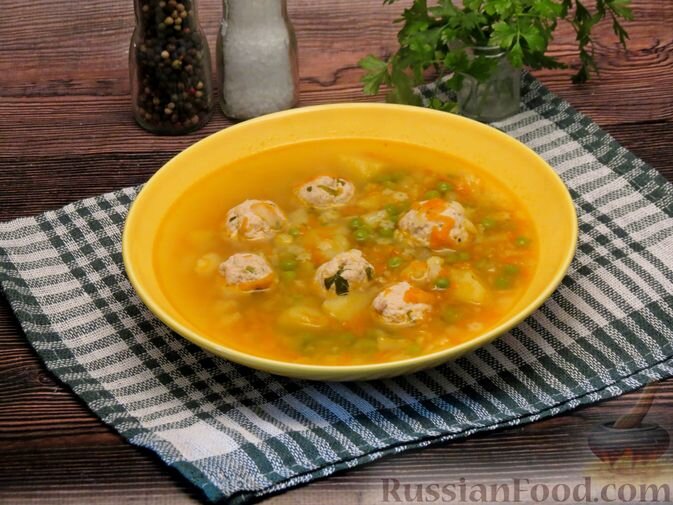 филе индейки, капуста цветная, горошек зелёный, макароны, картофель, лук репчатый, морковь, масло оливковое, зелень петрушки, соль, перец чёрный молотый, вода