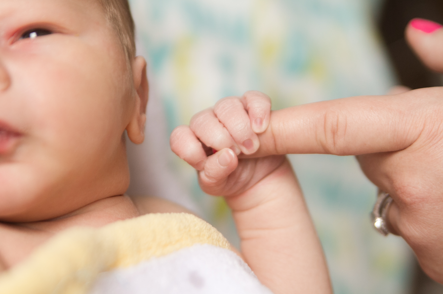 При осмотре всегда проверяется хватательный рефлекс у ребёнка