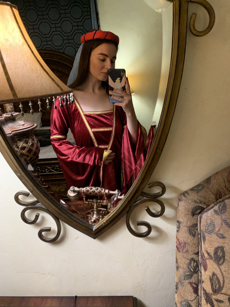 В средневековом замке соответствующее одеяние