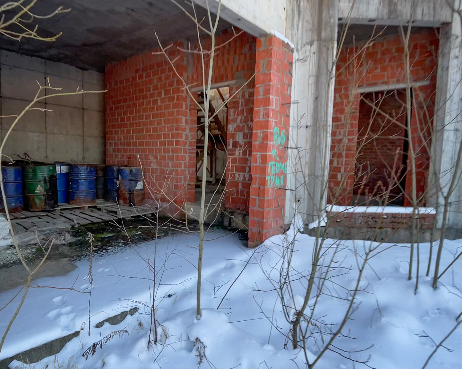 Заброшенный дом в 10 км от Москвы. Показываю какой он внутри. Планировка огонь ???4