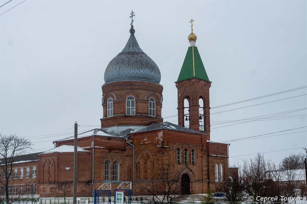 Вид на храм с центральной улицы поселка