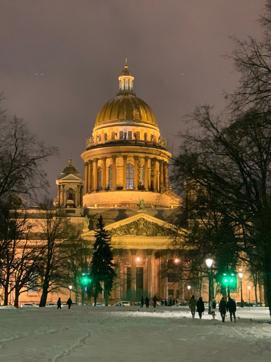 Исаакиевский собор вечером 03 января 2022