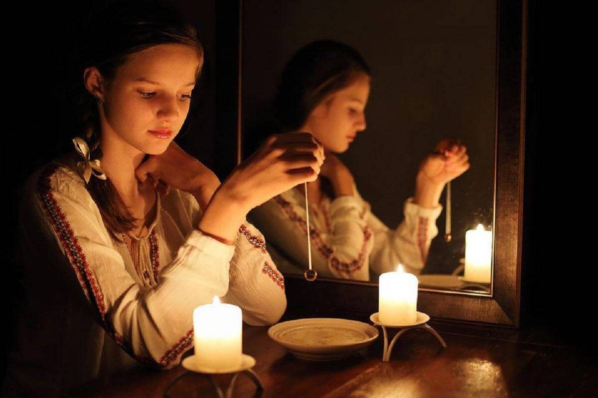 Вот так с золотым или серебряным колечком мы точно гадали и не раз. Золото, кстати, тогда не так уж и дорого стоило, а прекрасное серебро вообще можно было спокойно купить со стипендии, если немного ужаться в расходах. То есть, если питаться только вскладчину и не позволять себе на прогулках в городе бутерброды с колбасой и пирожное в "Лакомке" на Ленинском или Под шпилем. Там тогда стояли такие высокие столики с мраморными столешницами. Это фото из открытых источников.