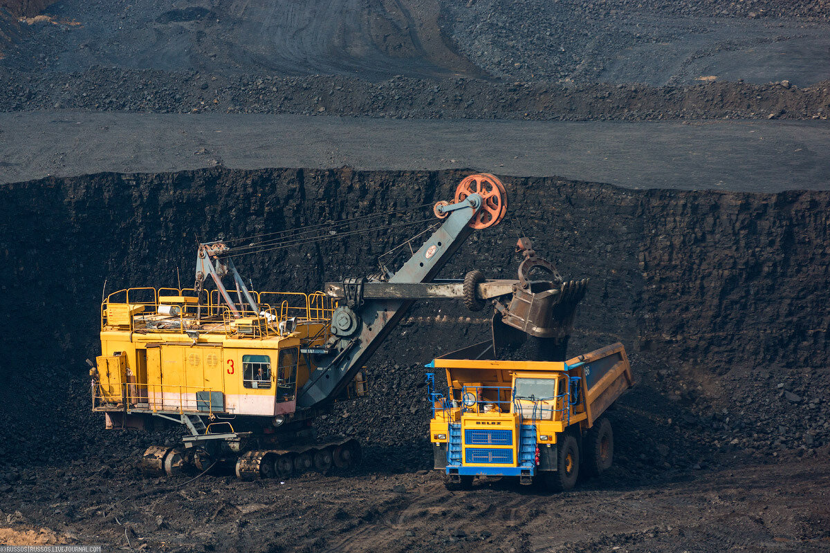 А затем взорванную породу погрузят в карьерные самосвалы и повезут на Дробильно-Обогатительную фабрику