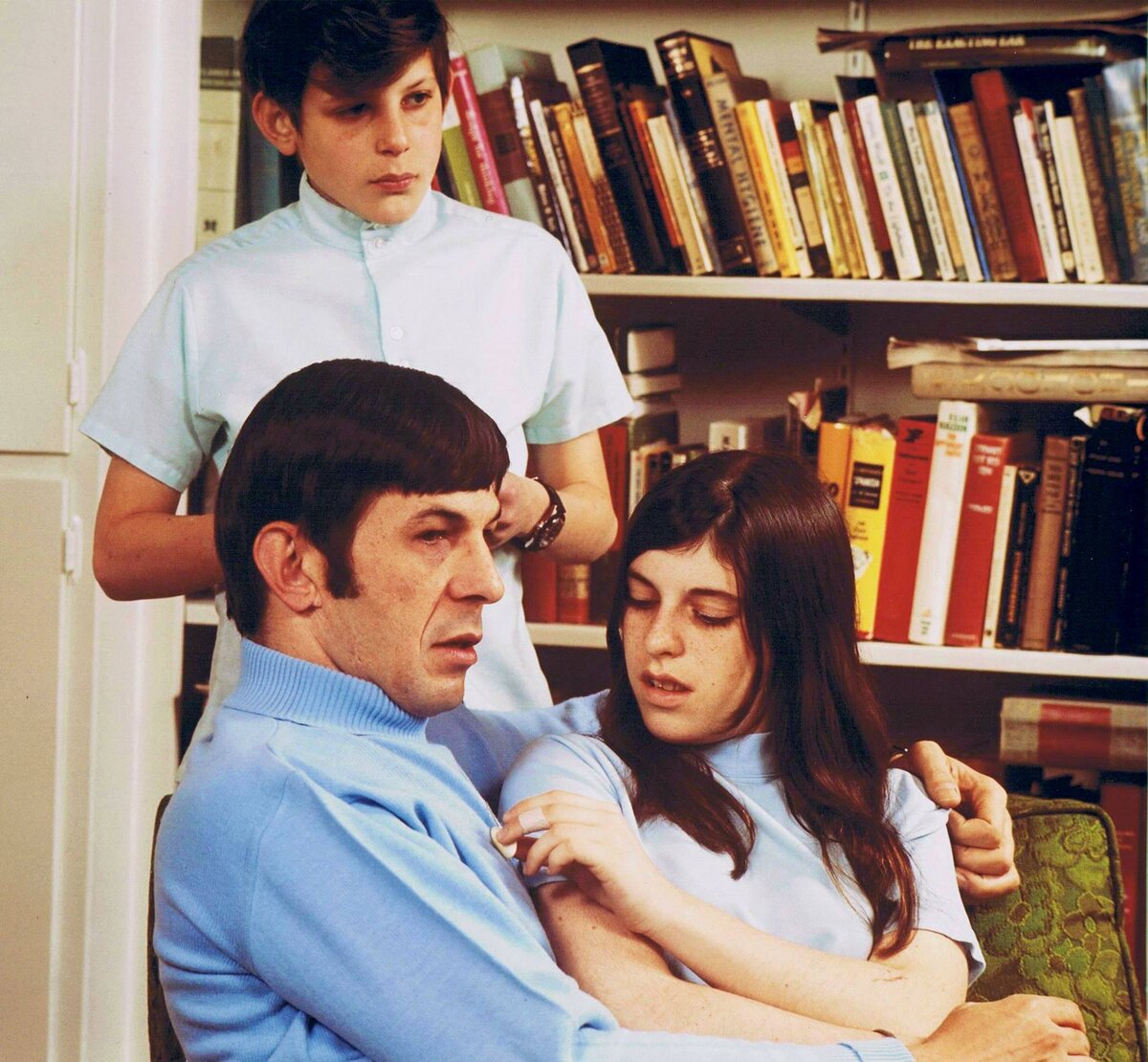 Леонард Нимой со своими детьми