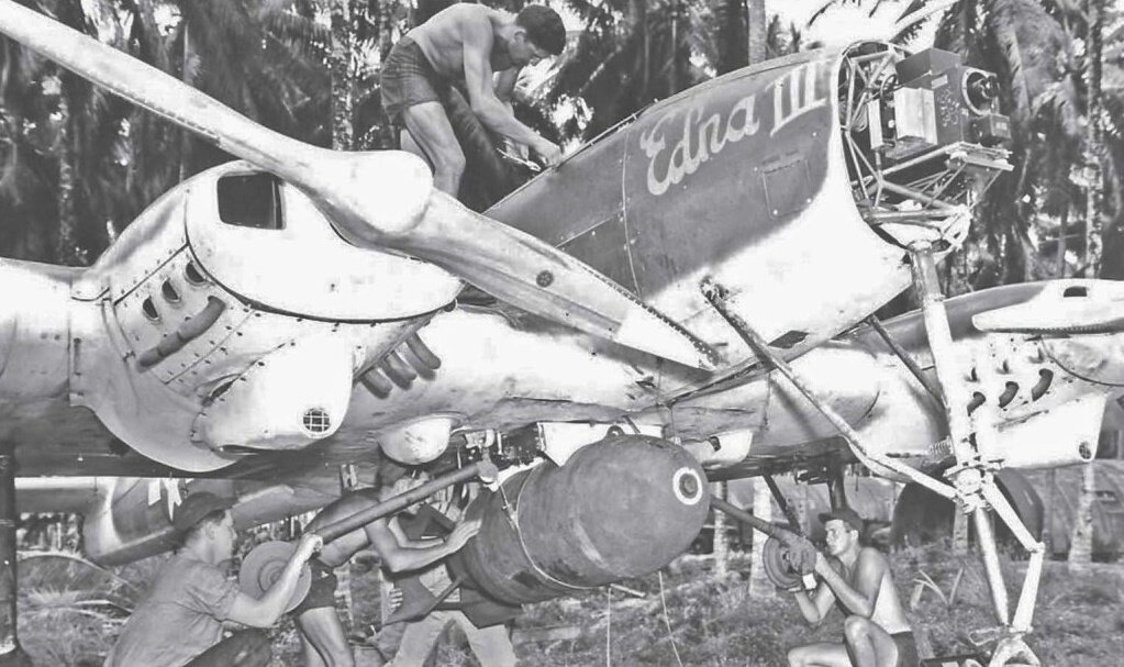 Загрузка бомбы к подвесу TDR-1. Фотография с сайта https://weaponsandwarfare.com