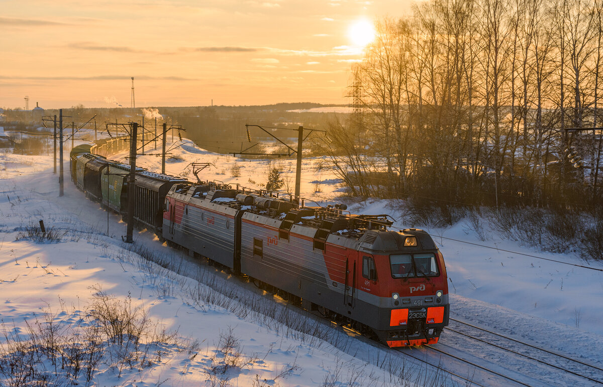 Электровоз 2ЭС5К-491 "Ермак" с грузовым поездом на перегоне Котельнич-II - Котельнич-I, Кировская область