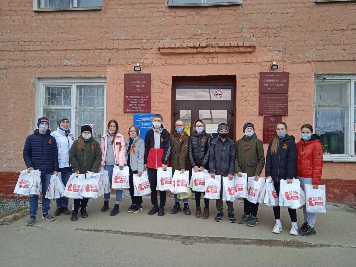 Опаринские «дети войны» получили подарки к Дню Победы