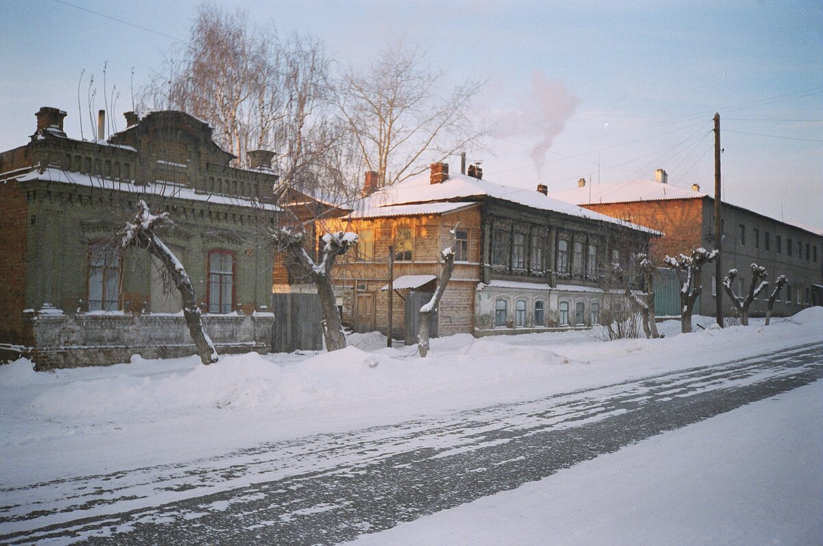 Мастерская (слева) и дом (правее), в котором жил А.Г. Фалалеев.