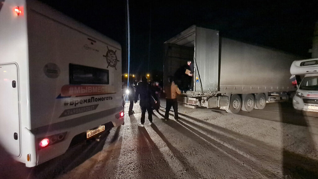 В Новошахтинске пришлось перегружать гумпомощь из 20-тонной фуры по другим машинам. Из Москвы приехали помочь, по благословению епископа Бронницкого Савватия, семь «яхт на колесах». Грузили до ночи