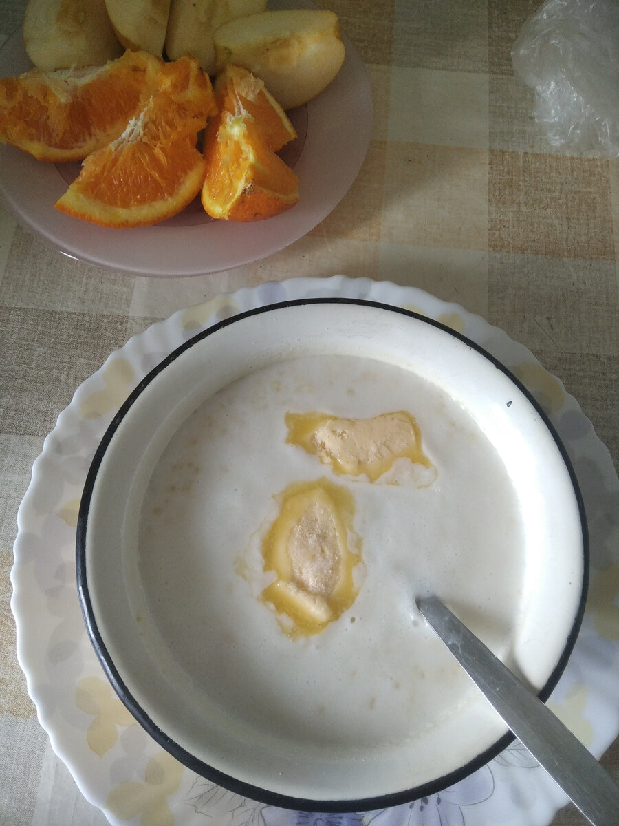 На обед пшенная каша молочная с маслом, фрукты.