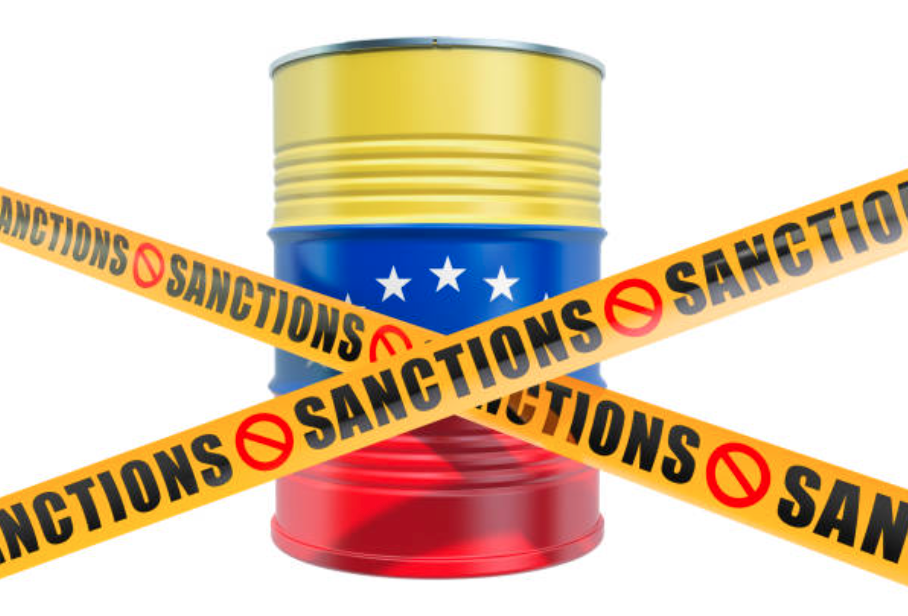 Долгое время правительство "диктатора" Мадуро находится под санкциями. Пришло время Американцам поработать с антидемократичным режимом? Для достижения целей все средства хороши, верно? Это лишь в очередной раз доказывает полное отсутствие ценностей в  США. Кроме одной ценности, конечно, — доллара, который оттягивает личные карманы американских властей.