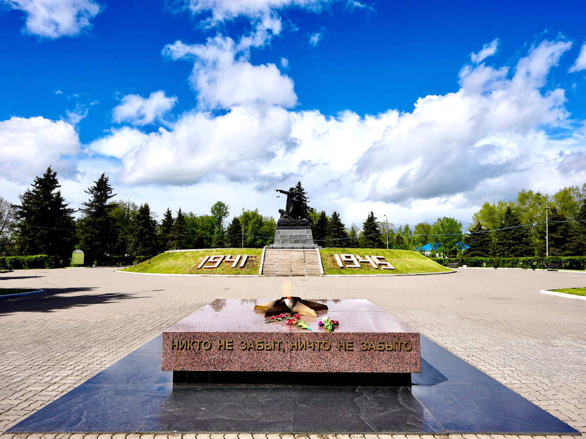 Вечный огонь у памятника генерала Ефремова. 