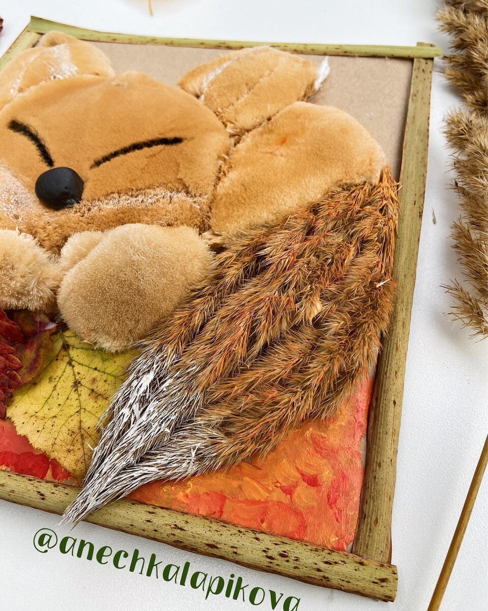 Я думала это невероятно сложно повторить, но поверьте результат стоит того, что бы в ясную погоду поехать за рогозом, дождаться когда он доспеет на полке, намазать клеем ПВА, наклеить на него салфетки, а затем