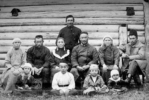 На фото: Семья сибирских татар (начало ХХ века).