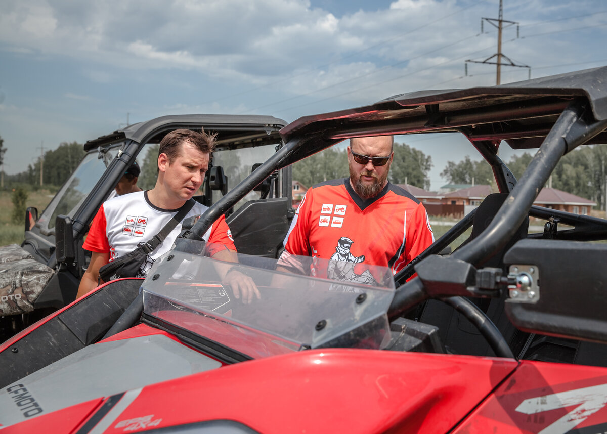 Ничего нового в нём не оказалось, фактически даже проще квадроцикла - руль, педали, даже заводится не с кнопки, а ключём. Я вот уже столько лет езжу, а после перерыва почти всегда пытаюсь квадроцикл завести так, по автомобильному...