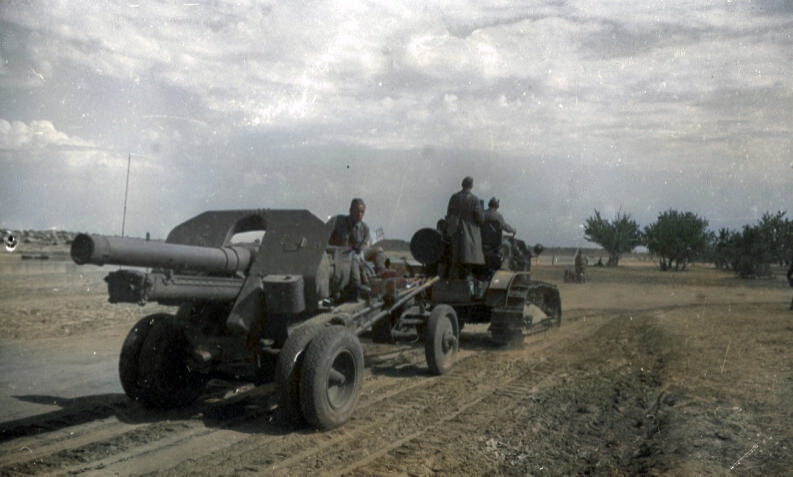 152-мм гаубица образца 1938 года  (М-10) на буксире у трактора в походном положении